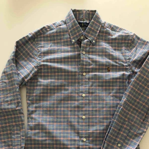  - Rutig slimfit skjorta från RL. Använd ett fåtal gånger och är i nyskick. Hämtas i Malmö eller skickas mot frakt.