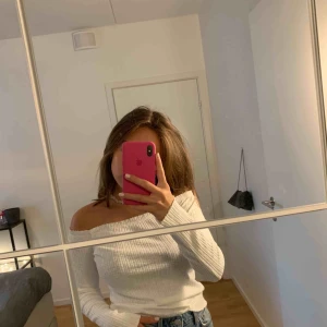 - Super din off-shoulder tröja, aldrig använd. Är i storlek large egentligen men jag är en XS och den passar perfekt på mig men är också väldigt stretshig så passar många storlekar.