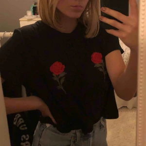  - t-shirt från na-kd, litet hål därefter billigt pris 🦋 köparen står för frakt