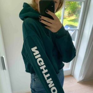  - Avklippt mörkgrön hoodie med coolt tryck på båda armar och även på luvan. Frakt 54kr