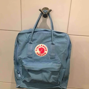  - Ljusblå kånkenväska, superfin! men använder ej. Den är i använt (fläckar på undersidan) men annars gott skick. Frakt tillkommer, 65 spänn. 🥰