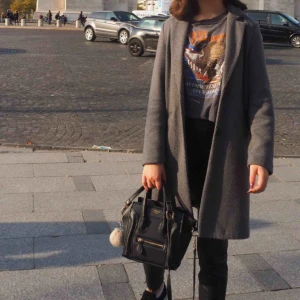  - Superfin grå kappa, perfekt nu till hösten. Faller väldigt fint på! 