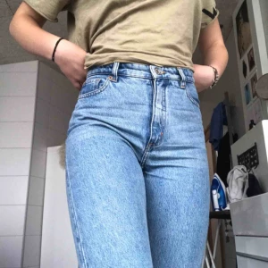 Jeans  - Skitsnygga jeans från Monki. Säljer dessa då dem är för korta på mig med långa ben men skulle sitta perfekt på någon med lite kortare ben. Ej använda, tvättade en gång. Kan mötas upp i Stockholm eller fraktar för avgift. Nypris 500! Skriv för fler bilder!