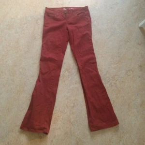 Röda Jeans från Forever 21 str 25 men kan passa större storlek.  - Röda Jeans från Forever 21 str 25 men kan passa större storlek. 