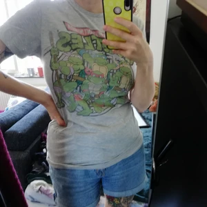  - Ninja turtles tröja från primark. Köpt för ett tag sen men har bara använt den ett fåtal gånger. Tror den är köpt på killdelningen men funkar på dom flesta! Kan mötas upp i Göteborg annars står köparen för frakten ✨ 