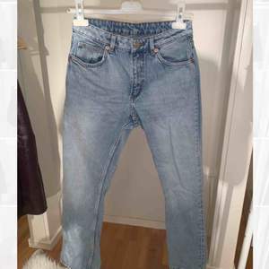 OANVÄNDA jeans från Monki i modell Zoey! Jättesnygga jeans som är tightare upptill och går ut nedtill. För små för mig tyvärr, men passar nog bra på en XS✨✨💞