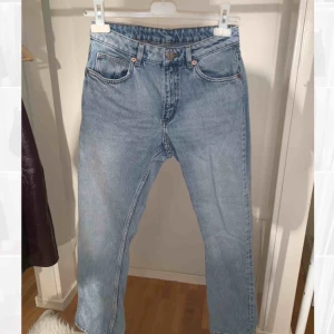 Monki jeans - OANVÄNDA jeans från Monki i modell Zoey! Jättesnygga jeans som är tightare upptill och går ut nedtill. För små för mig tyvärr, men passar nog bra på en XS✨✨💞