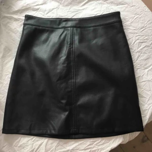  - Svart kjol i skinnimitation från Gina tricot 