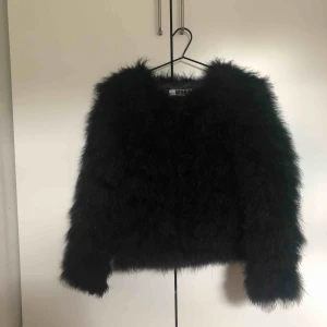  - En fin pälsjacka i fint skick! Kan bäras öppen eller stängd pris kan diskuteras