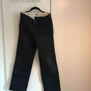  - Mörkblå byxor från Dickies i modellen Slim Straight, storlek 30x32. Lite slitna i och med skateboardåkning. Frågor? Skicka ett meddelande så ska jag svara så snabbt jag kan.