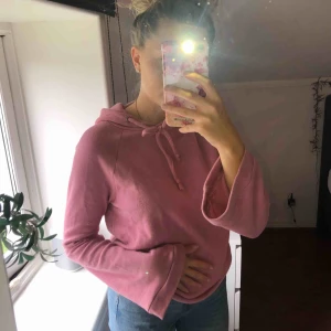  - Rosa hoodie med vida ärmar strlS. Inköpt i Kanada men har tyvärr knappt kommit till användning. Finns att hämta i Östersund annars står köparen för frakten💕