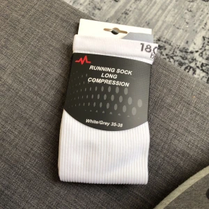  - Kompressionsstrumpor i stl 35-38, bra vid styrketräning eller löpning för att öka blodcirkulationen. Helt oanvända🌸