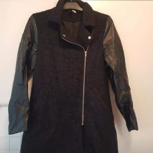  - Höstjacka i befintligt begagnat skick. Storlek 38. Armarna består av läderimmitation.