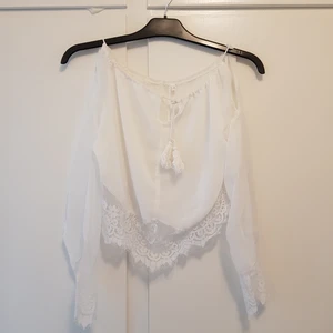  - Aldrig använd(!) Fin topp med spets som passar perfekt till highwaisted underdel. Storlek S 