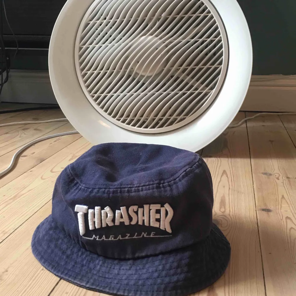 Säljer min gamla thrasher bucket hat då den är lite för liten på mig. Har blivit lite solblekt och är i använt skick men annars är den felfri🌸. Accessoarer.