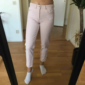 Rosa jeans - Rosa jeans i nyskick. Knappt använda.  Skulle säg att de är som 34/36 i storlek. Skickas med spårbar frakt 66kr. Köparen står för frakt.  