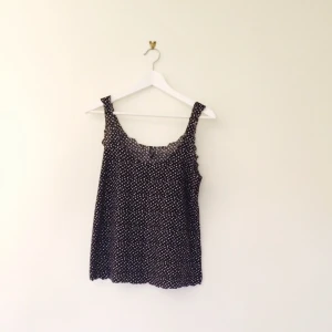 Svart linne med vita prickar - Svart linne med vita prickar