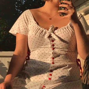  - Världens sötaste sommarklänning men små rosor på som tyvärr inte satt så bra på mig:/ Den är oanvänd av mig men köpt second hand! Dock är den i alldeles ypperligt skick🌹 150kr + frakt