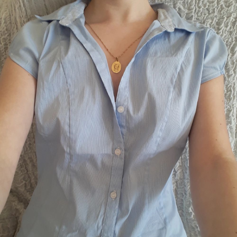 Så söt ljusblå kortärmad rutig blusskjorta från HM years ago! Perfekt att ha nu när plugget startat🍁Fint Skick! Fast Pris. FRI FRAKT!. Blusar.