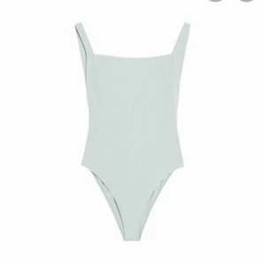 Pastellgrön body  - Superfin pastellgrön/ljusgrön body från PULL & BEAR 🍐 Fint skick endast testad. Öppen i ryggen. Frakt 9kr! 