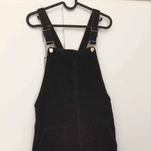  - Knappt använd hängselklänning i jeanstyg! 