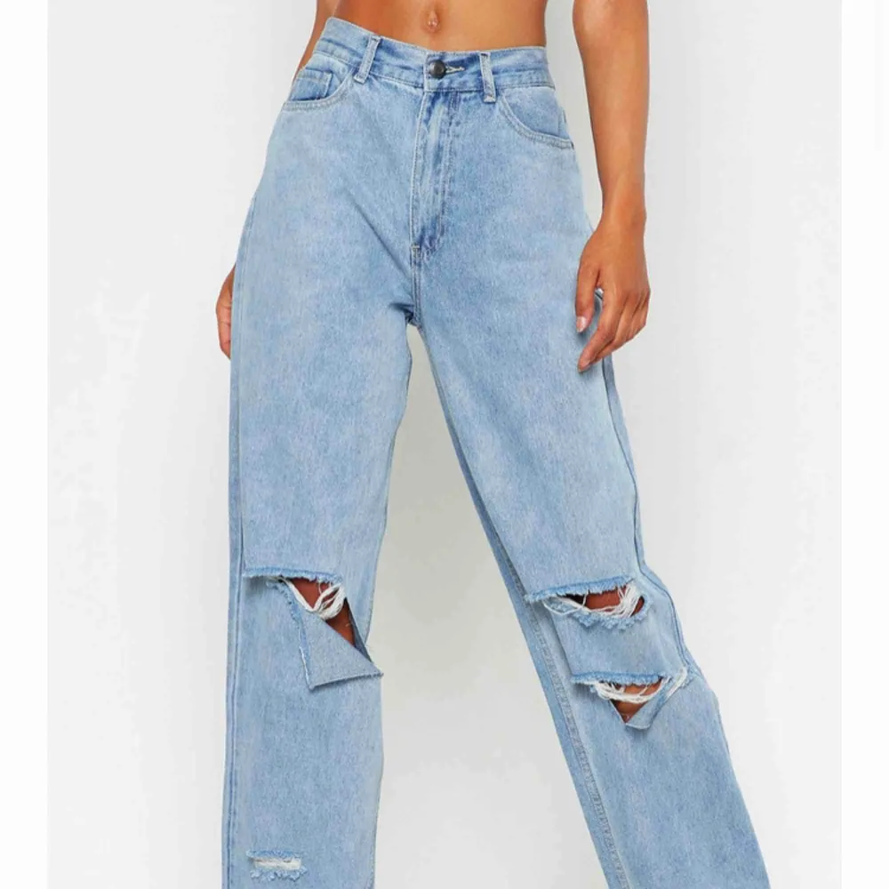 JääÄättesnygga jeans från boohoo, säljer då de va för långa för mig & orkar inte sy upp dom haha. Är ca 162. Kan mötas upp i sthlm & frakta! Aldrig använda, lappen & allt kvar. BUDGIVNING pågår till måndag!. Jeans & Byxor.