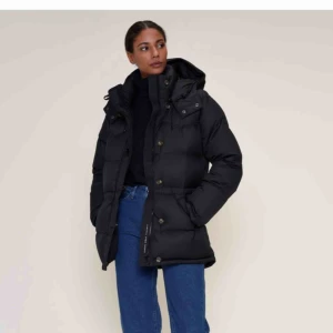  - Köpt för några år sedan, väl använd men tvättat och inga skador mer än normalt slitage. Svart, strl. S, kom med prisförslag. Kan skicka egna bilder med!