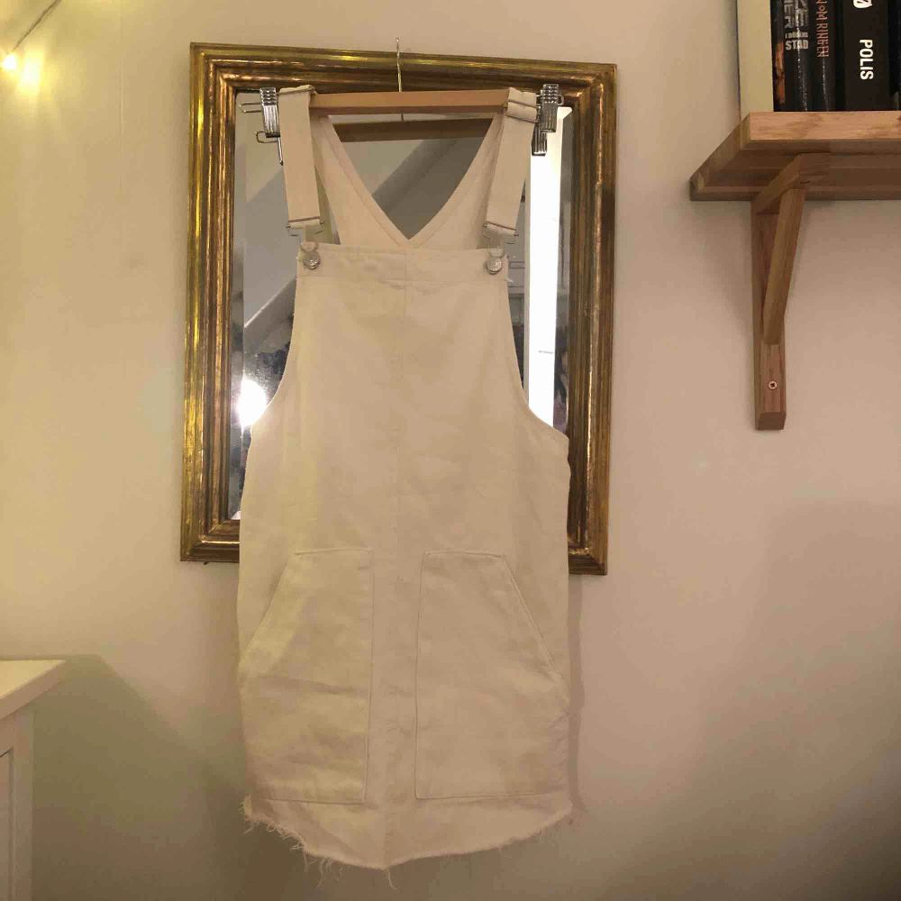 Super söt vit hängselklänning från Pull&Bear. Knappt använd. Skulle vilja säga att den passar en xs precis lika bra som s. Skickar gärna fler bilder!. Klänningar.