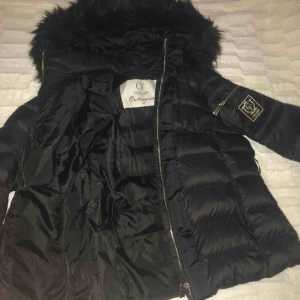  - Den är strl 42 men är som en 38, Jag har själv strl 38 och den passar perfekt, som ny har använts ett få tal gånger. Köparen står för frakten.