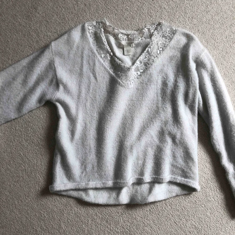 En lurvig tröja från HM. Spetsen är lite sliten, men det går att fixa om man stryker den.. Tröjor & Koftor.