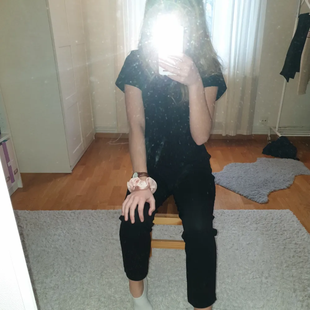 Svarta kostymbyxor från gina tricot. Bra skick, köpta för 300 kr för några veckor sedan, men kommer inte till användning. Skriv för fler bilder 💓. Jeans & Byxor.
