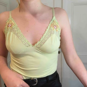  - jättesött linne köpt på vintage affär i sthlm! knappt använd av mig och i hyfsat bra skick! går att spänna ”strapsen” också! står xs men är strechigt! passar mig som är S!