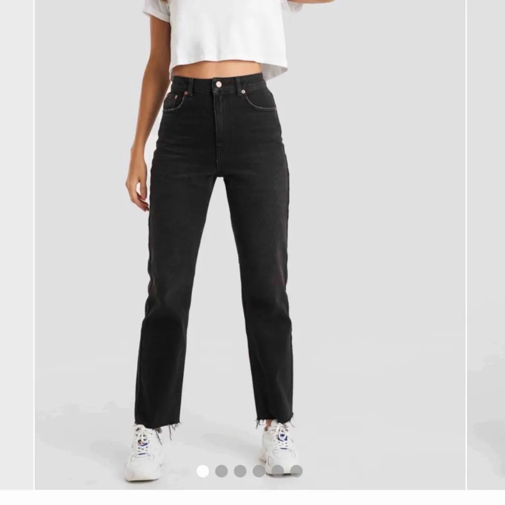 Säljer nu dessa mörkgråa/svarta högmidjade jeans från NA-KD! Dom är supersnygga men tyvärr lite för stora för mig, använda ett fåtal gånger. Ordinarie pris 499kr, säljer nu för 300kr, köparen står för eventuell frakt!. Jeans & Byxor.