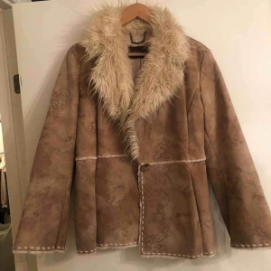  - Läderjacka med fuskpäls från Guess