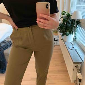 Jättefina och sköna militärgröna kostymbyxor från Zara i storlek S. 