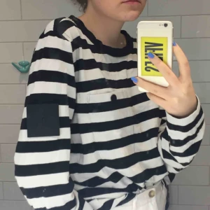  - Jättefin randig tröja från Peak Performance! Frakt på 30kr tillkommer :) 