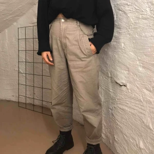  - Säckiga mjuka byxor i strl S ungefär som jag säljer då de blivit för små. Vet inte vartifrån då jag fått de från loppis! Har små bläckprickar på byxan men märks inte av. Ses i Sthlm och tar betalning via Swish.