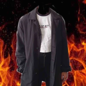  - Svart Tunn kappa/jacka. Fint skick. Knappar. C00L