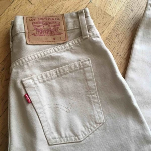  - Beiga Levis! Köpta på vintagebutik, använda 2 gånger av mig. Hittade något typ av märke efter att jag köpt dom(kolla bild 3), kanske går bort i tvätt. Syns dock knappt!