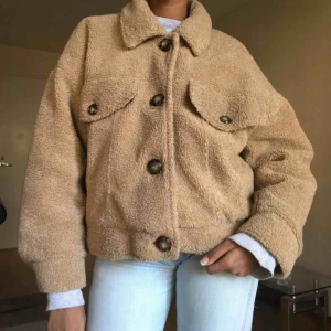  - Jättemysig teddyjacka från Zara! ❤️ Storlek S. Avgift för frakt tillkommer :)