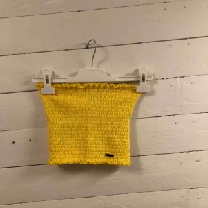  - Gul tubtopp från hollister💛