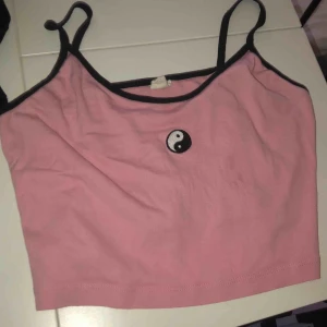  - Linne från Urban outfitters  Katt finns i hemmet!  Kan fraktas,Frakten blir 21 kr och du själv står för den.