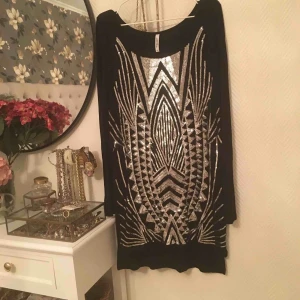  - Klänning inköpt från bubbelpool.