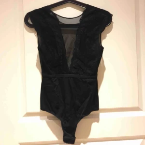  - Skitsnygg body från Pieces. Använd få gånger så i fint skick! Säljer pga endast ligger i garderoben och dammar. Möts i Stockholm! 