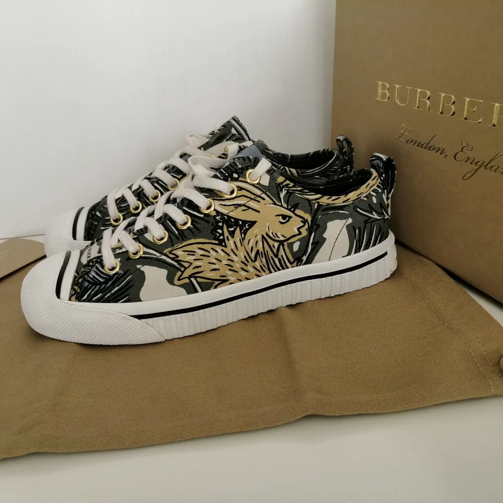 Burberry Women trainers, very good condition,        dustbag+original box, inside is Leather,                           size 36.5, insole 23.5cm, write me for more info. Skor.