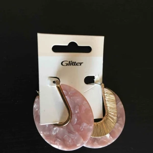 - Nya rosa/vita marble-örhängen från Glitter!  Köpta i somras men aldrig använda.