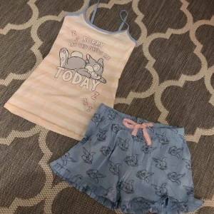  - Frakt inräknat!    Helt ny och oanvänd pjyamas set. Inte tvättad & inte ens testad. Storlek XS. Jätte söt men behöver en storlek större.  