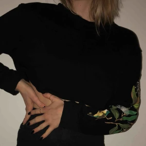  - cropped tröja från weekday strl XS