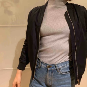  - En svart bomberjacka köpt i Italien och endast använd några fåtal gånger. Lätt vadderad  Kolla in mina andra annonser ;)