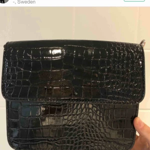  - Väska från hvisk. Väldigt fint skick. Köpte här på Plick, dock utan något axelband. 